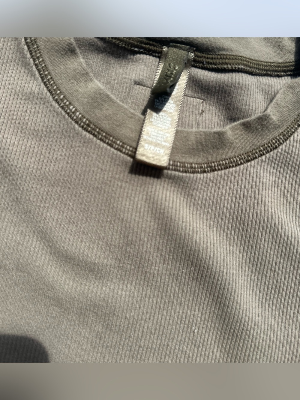 SKIMS Ribbed Tee - Picture 3 of 4